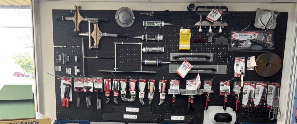 Herramientas manuales Malco, selladores para techo y botas de tubería en la pared del mostrador